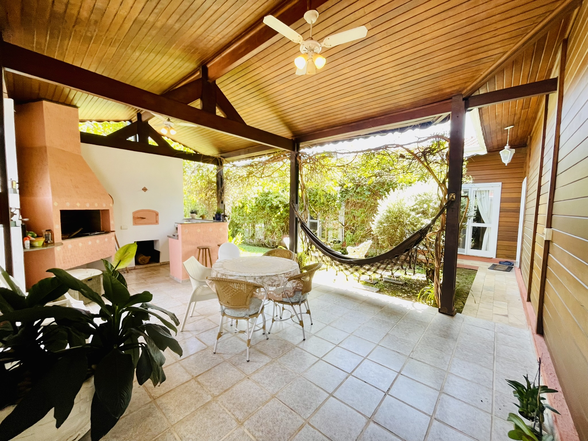 Casa à venda com 4 dormitórios no Condomínio Vale do Sol em Tremembé/SP.