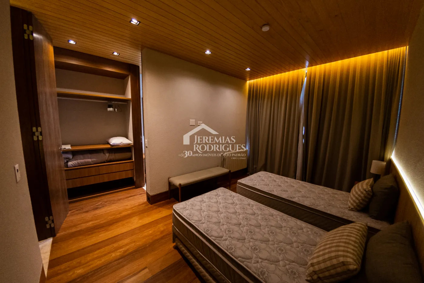Casa com 5 quartos, 560 m²- Colinas Capivari - Campos do Jordão/SP