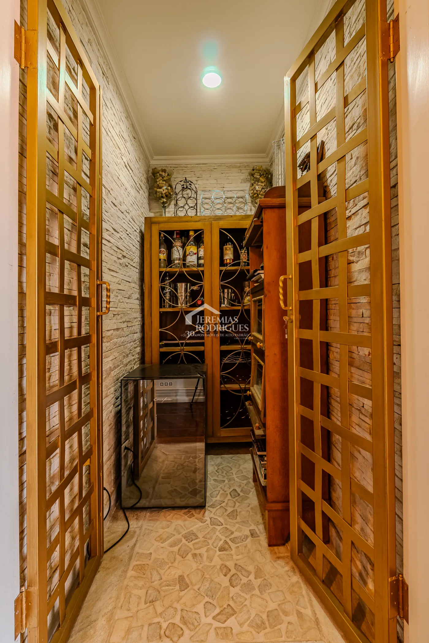 Casa para venda e locação com 5 suítes no Jardim Véu da Noiva em Campos do Jordão/SP