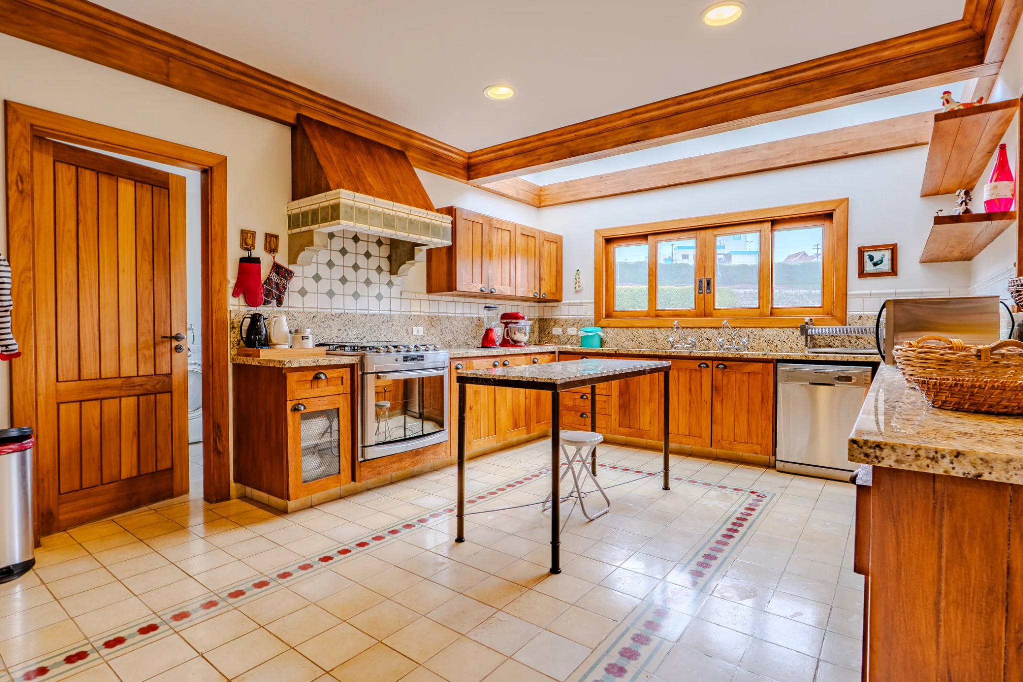 Casa à venda com 7 suítes no Condomínio Vila Simonsen em Campos do Jordão/SP. 