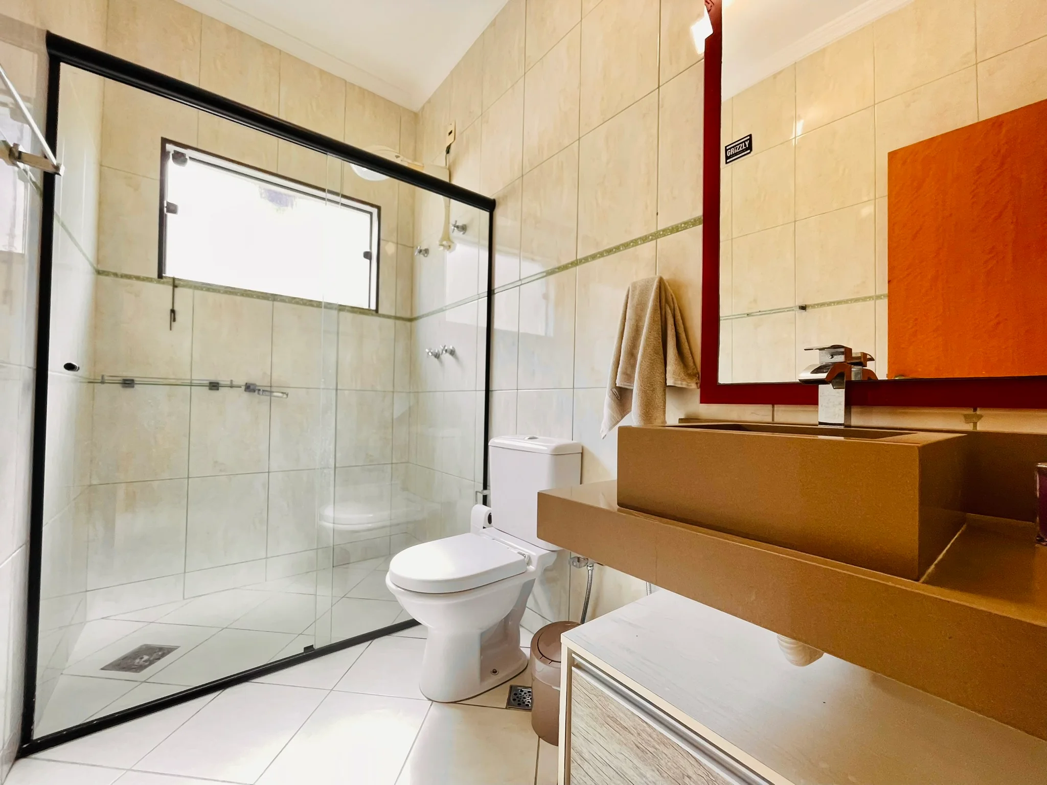 Casa à venda com 4 dormitórios no Condomínio Colonial Village I em Pindamonhangaba/SP. 