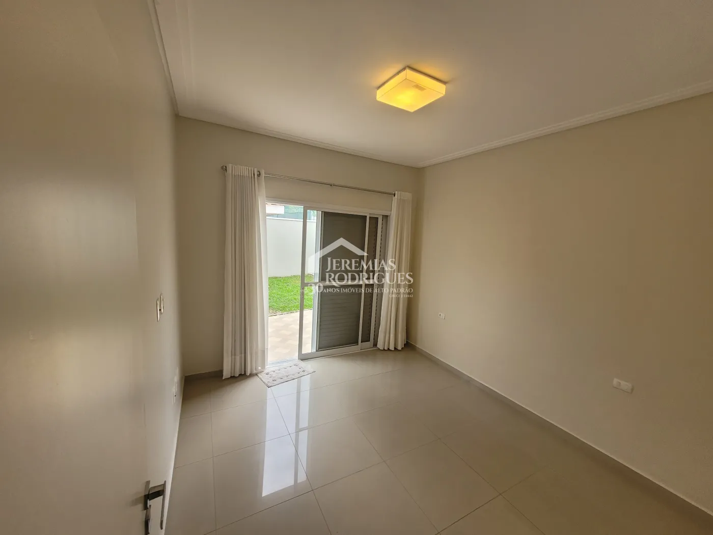 Casa para venda e locação com 3 dormitórios no Condomínio Campos do Conde I em Tremembé/SP