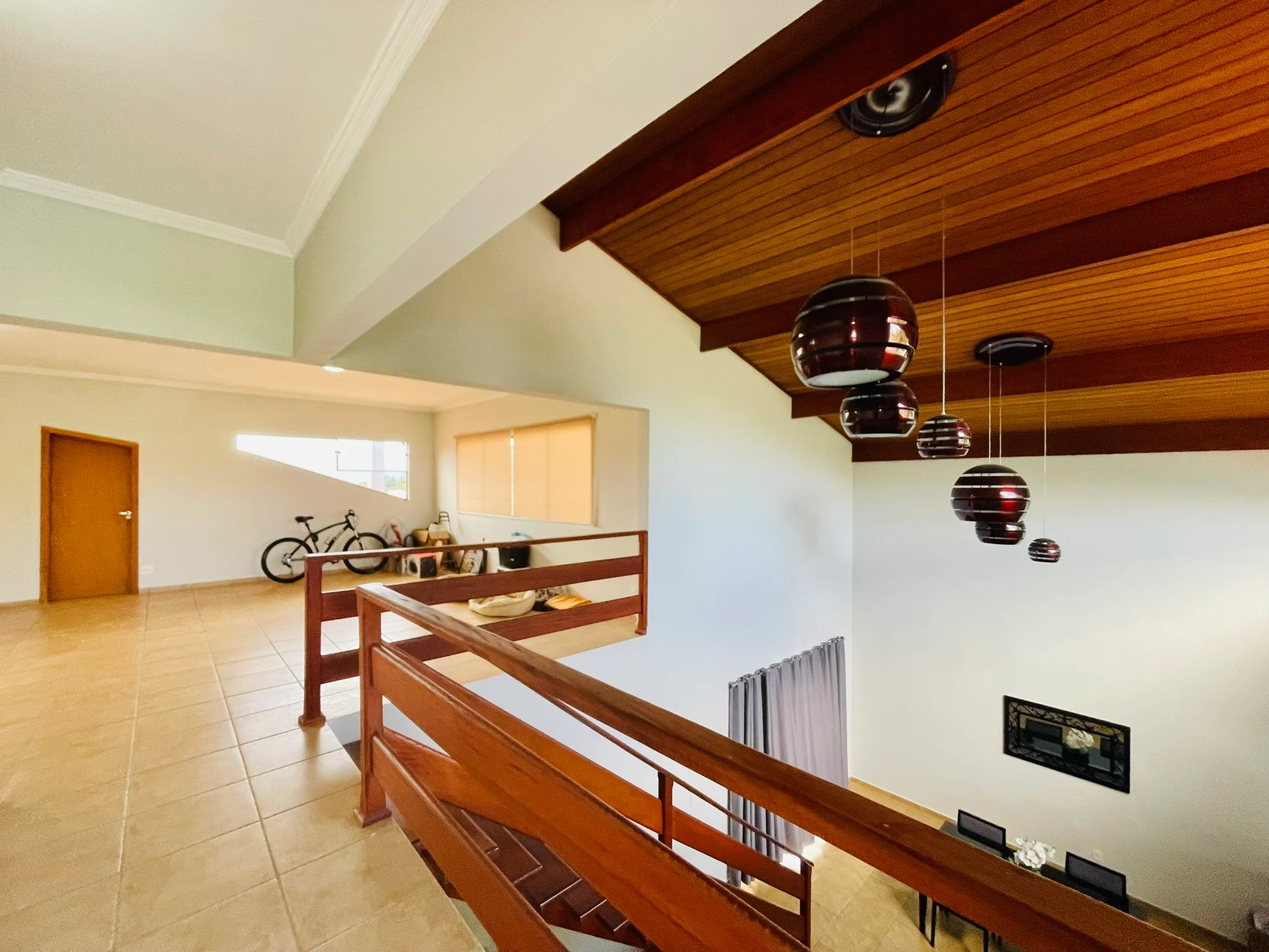 Casa à venda com 4 dormitórios no Condomínio Colonial Village I em Pindamonhangaba/SP. 