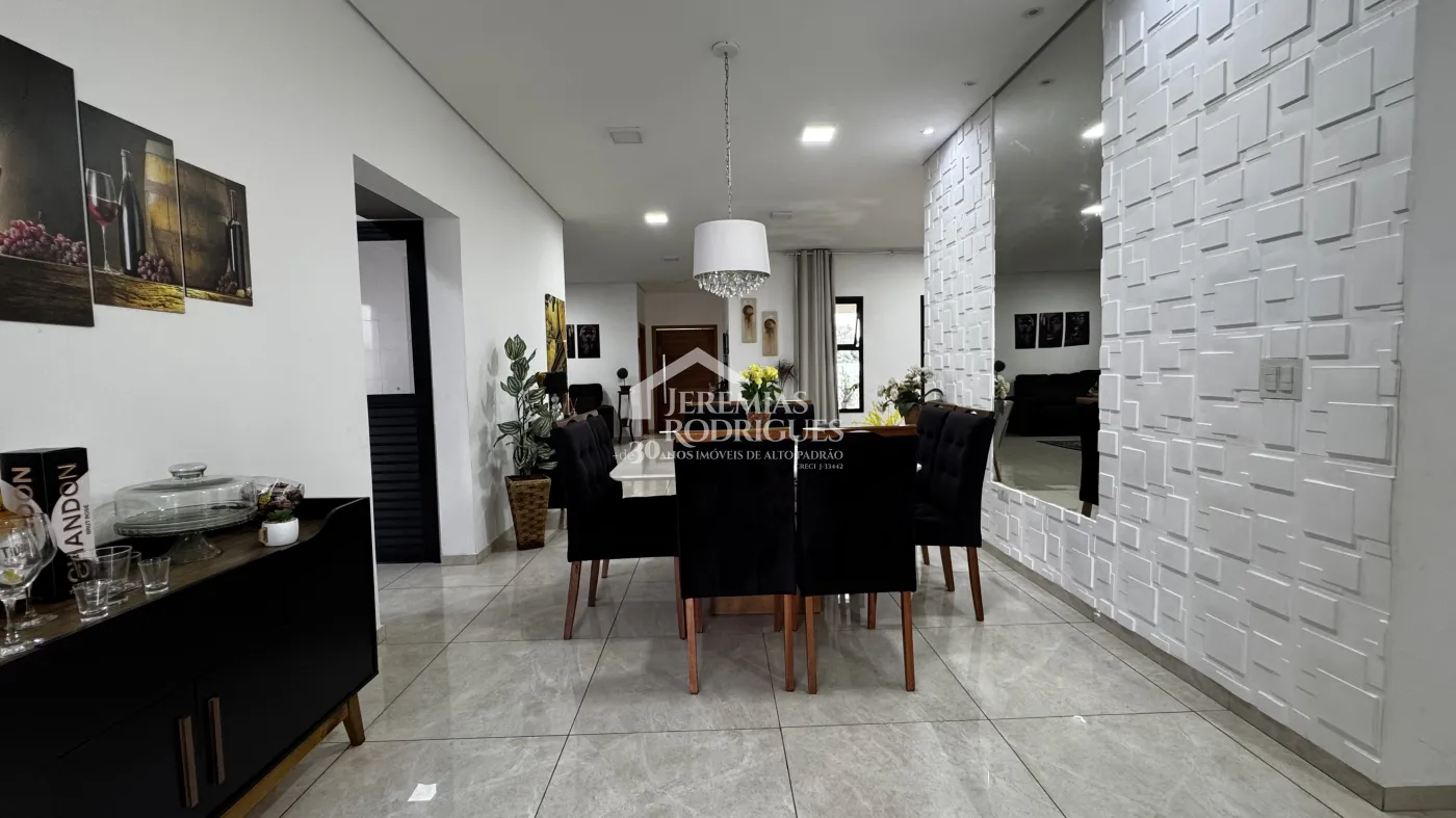 Casa à venda com 3 suítes no Condomínio Reserva dos Lagos em Pindamonhangaba/SP.