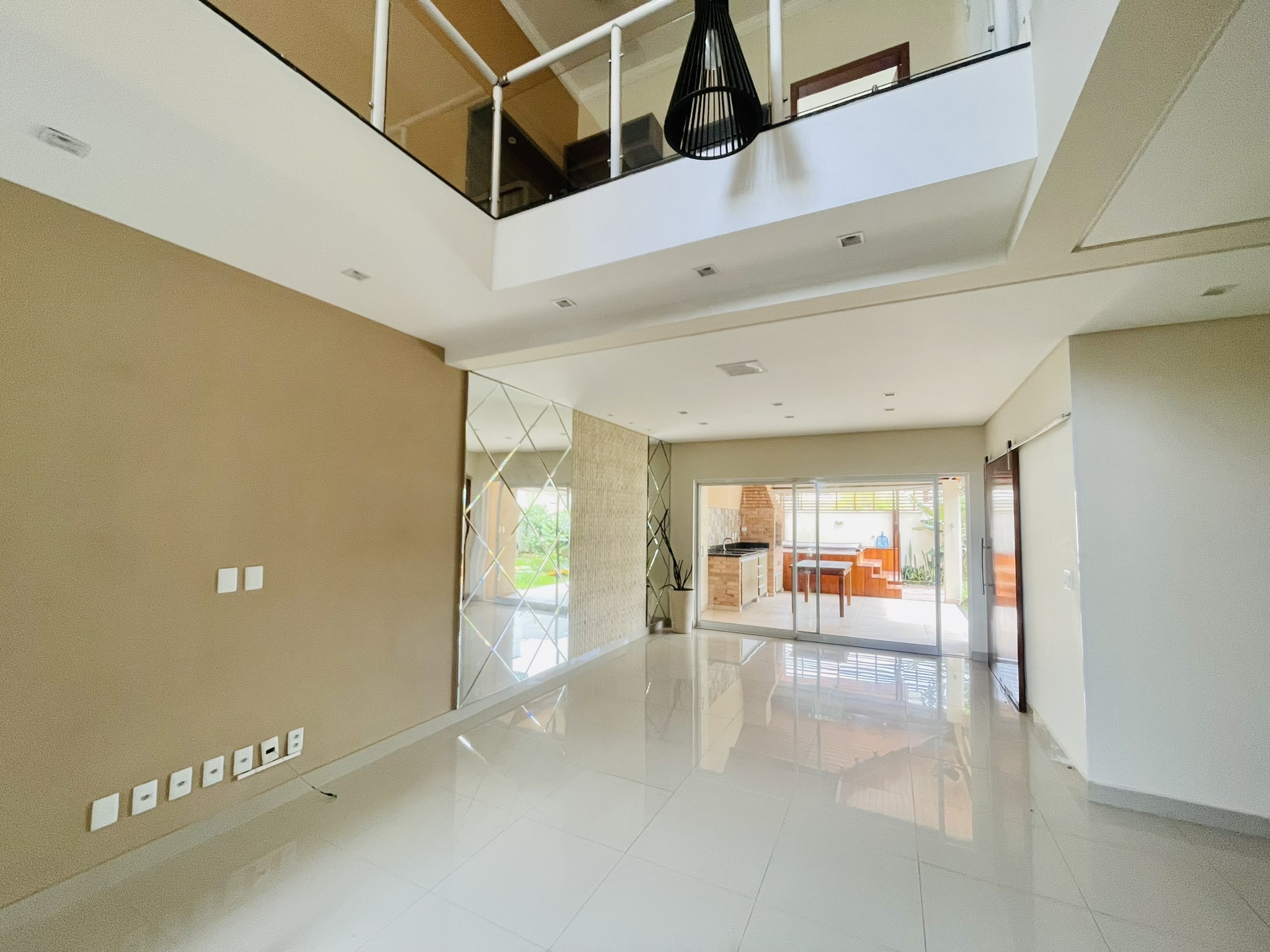 Casa para locação com 4 dormitórios no Condomínio Campos do Conde II em Tremembé/SP.