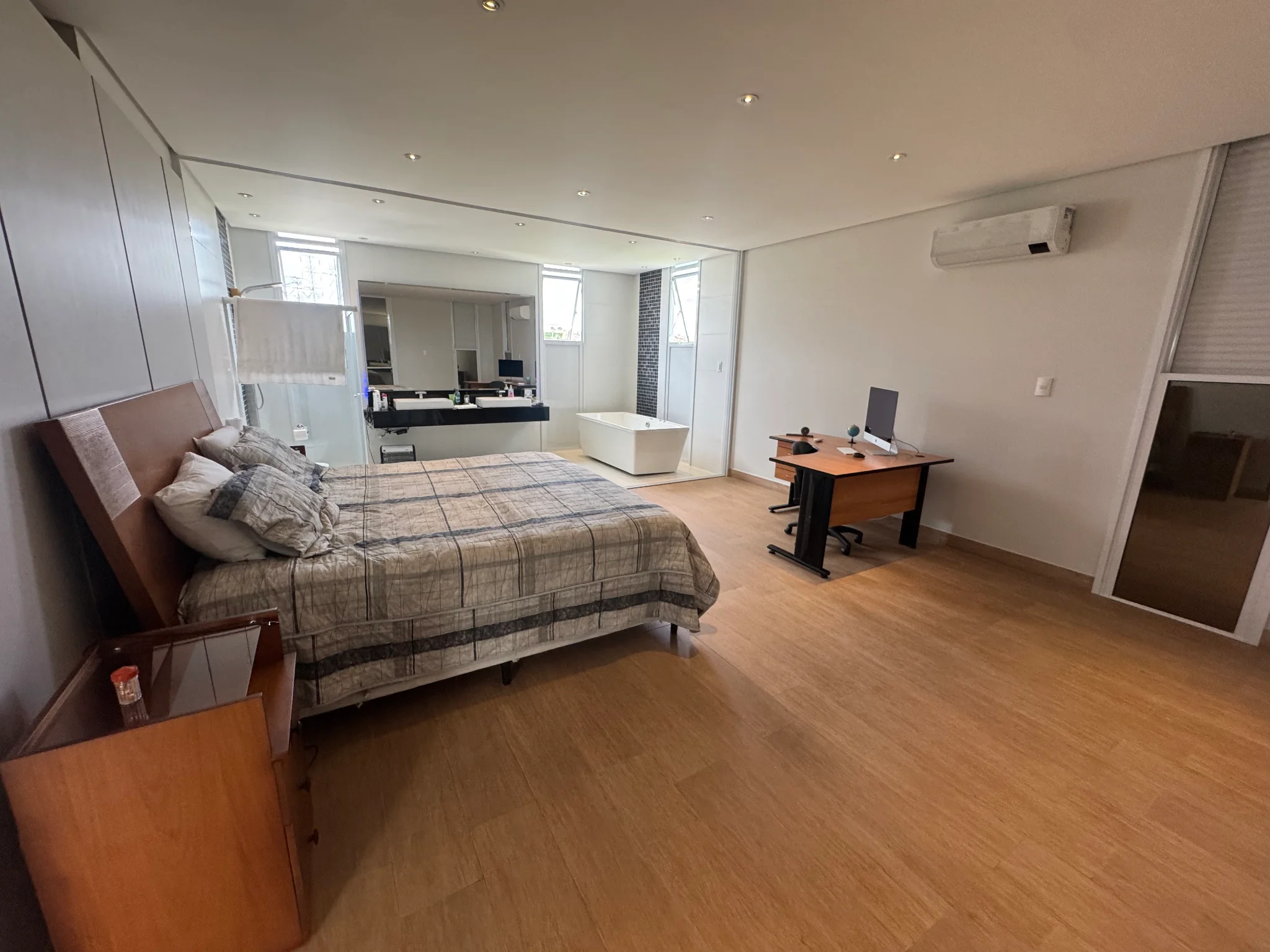 Casa à venda com 4 suítes no Condomínio Colonial Village I em Pindamonhangaba/SP. 