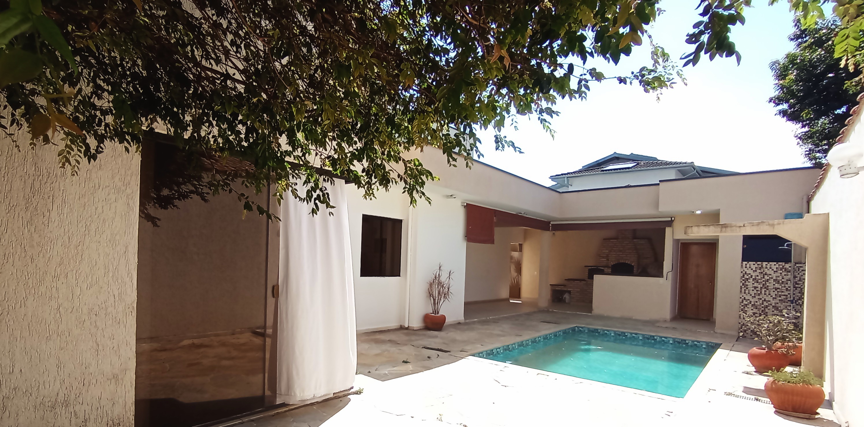 Casa à venda com 4 suítes no Condomínio Real Ville em Pindamonhangaba/SP. 