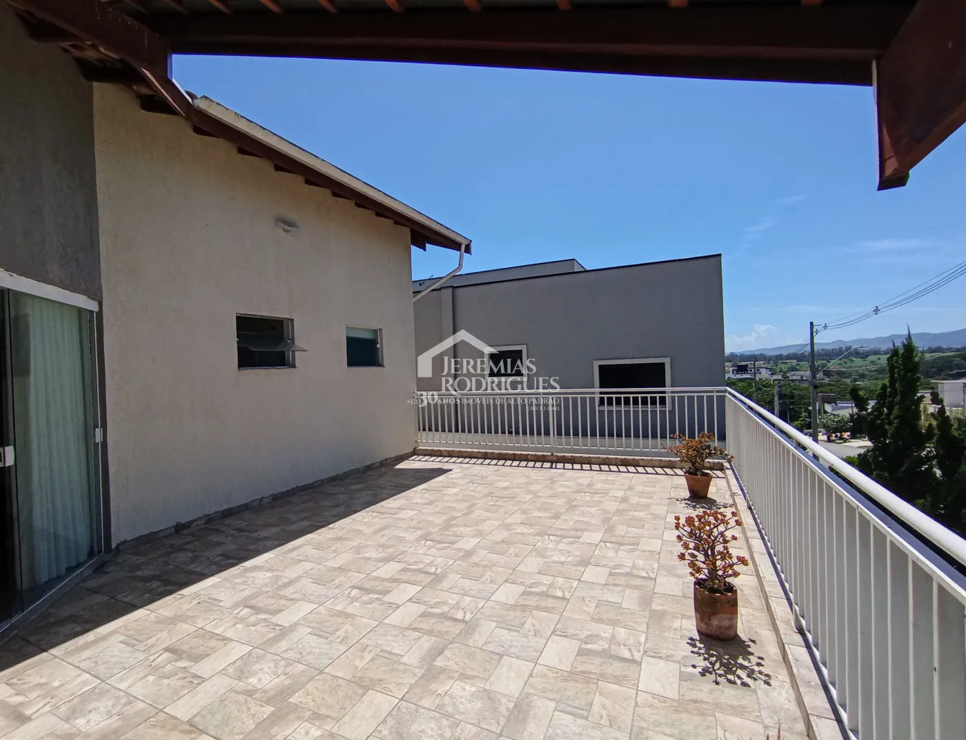 Casa à venda com 3 suítes no Condomínio Reserva dos Lagos em Pindamonhangaba/SP.