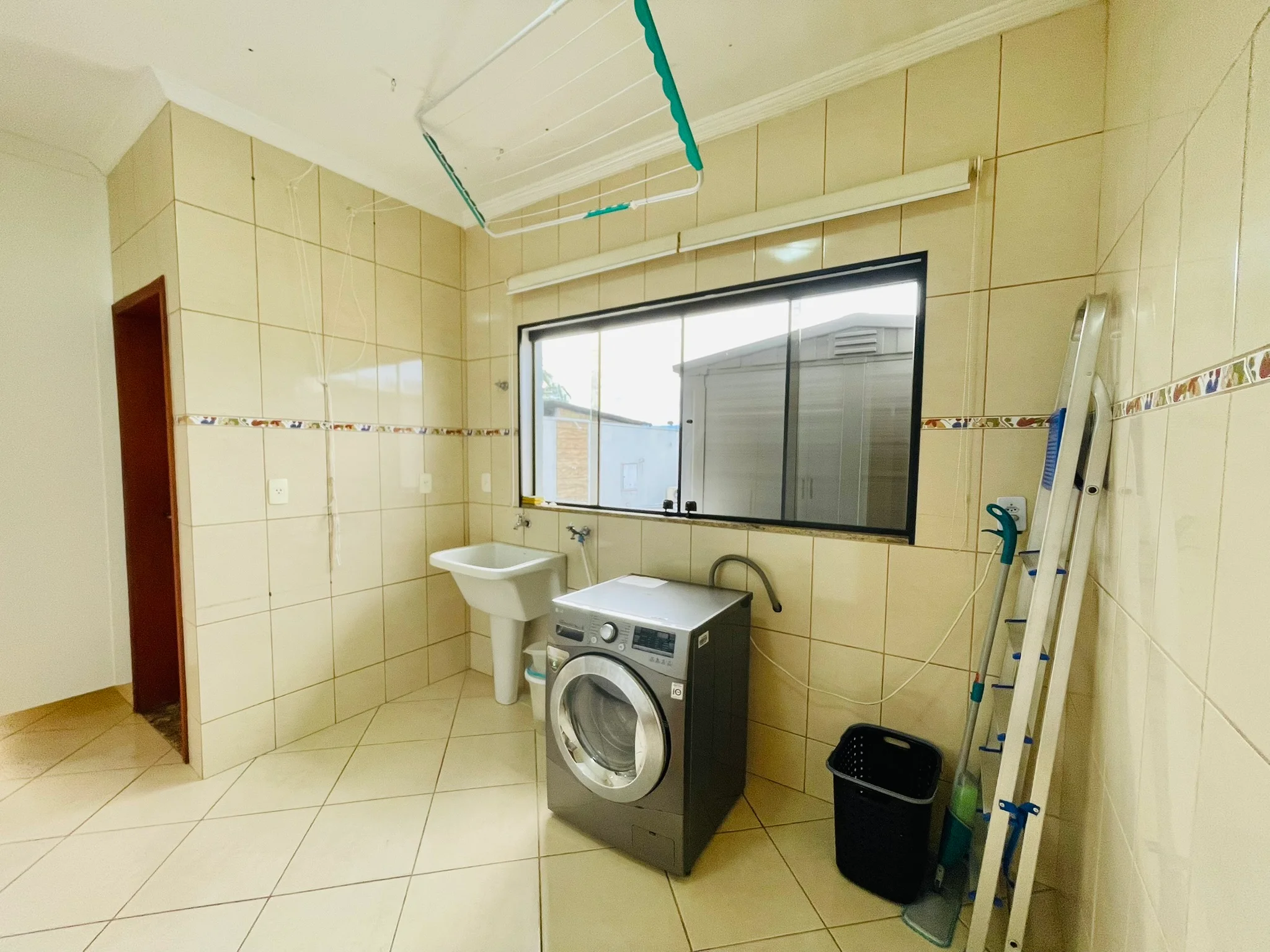 Casa à venda com 4 dormitórios no Condomínio Colonial Village I em Pindamonhangaba/SP. 