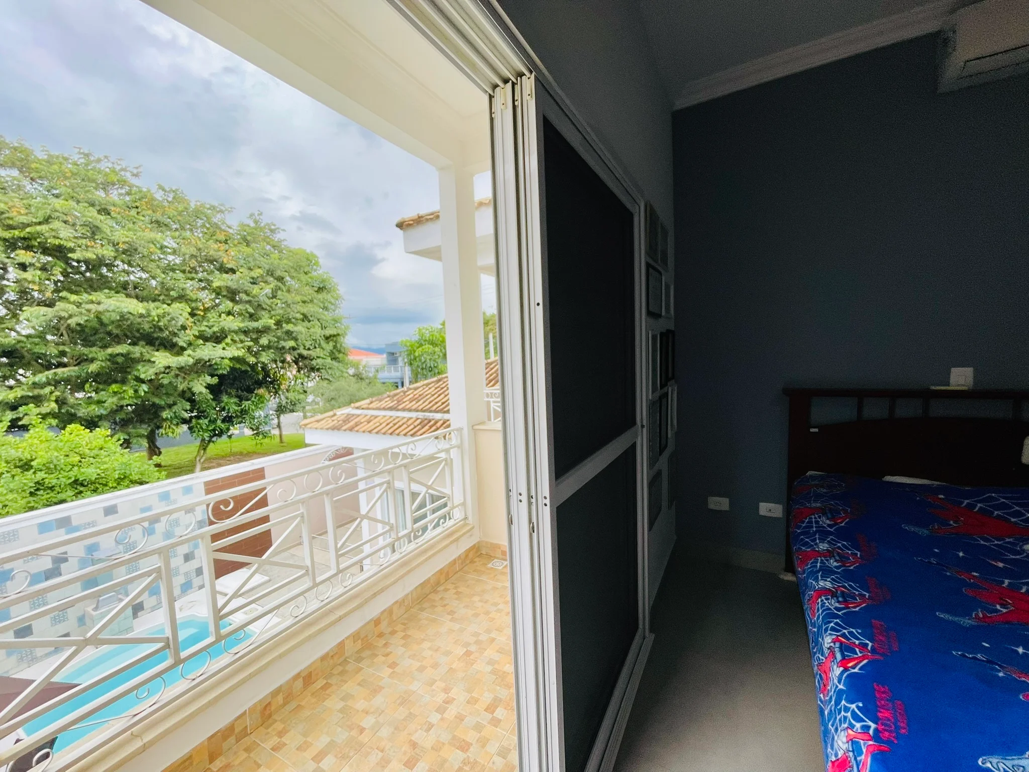 Casa à venda com 4 dormitórios no Condomínio Jardim Oásis em Taubaté/SP. 