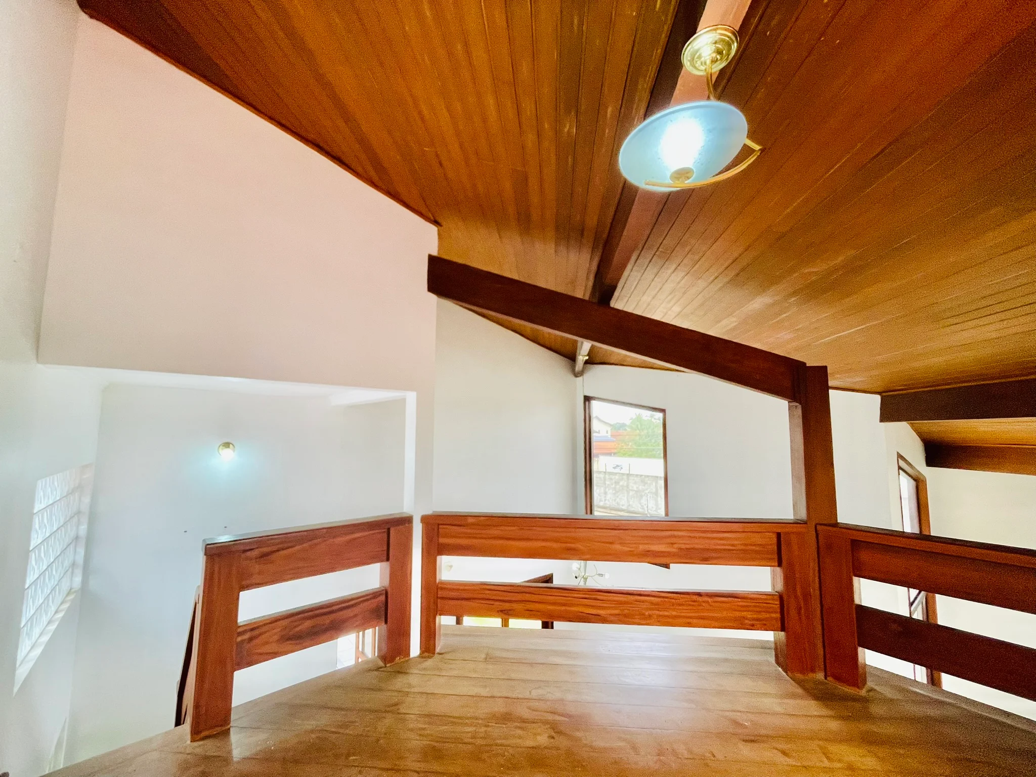 Casa para venda e locação no bairro Lessa em Pindamonhangaba/SP.