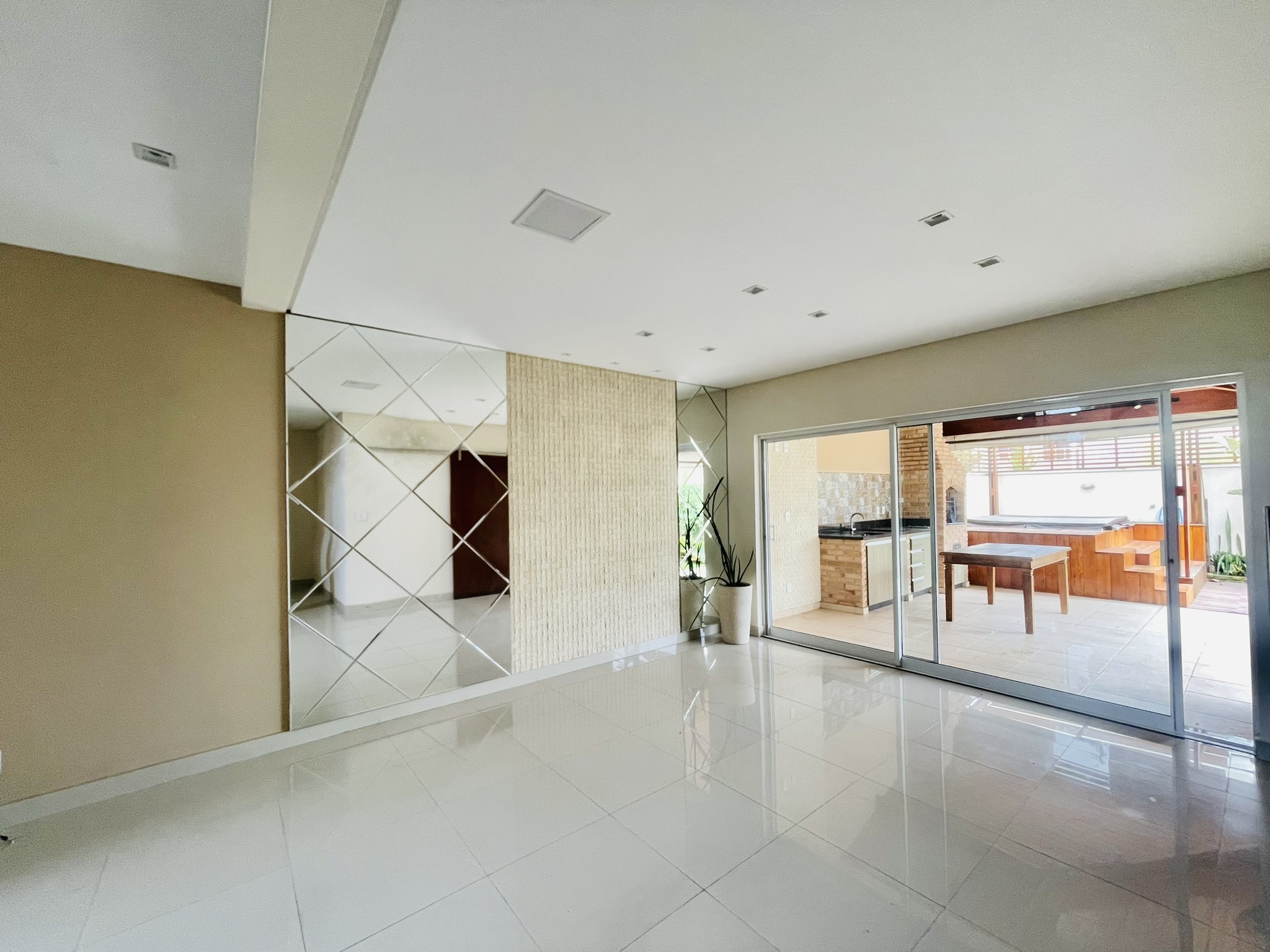 Casa para locação com 4 dormitórios no Condomínio Campos do Conde II em Tremembé/SP.