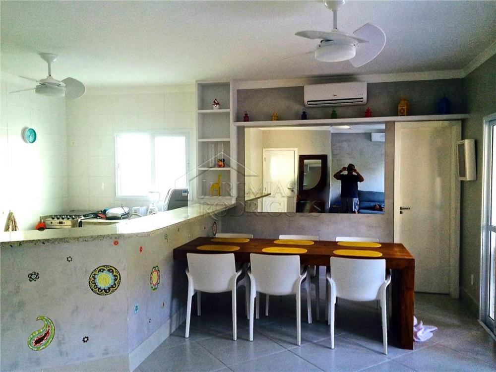 Apartamento à venda com 3 suiítes no Edífico Jerivá em Ubatuba/SP.