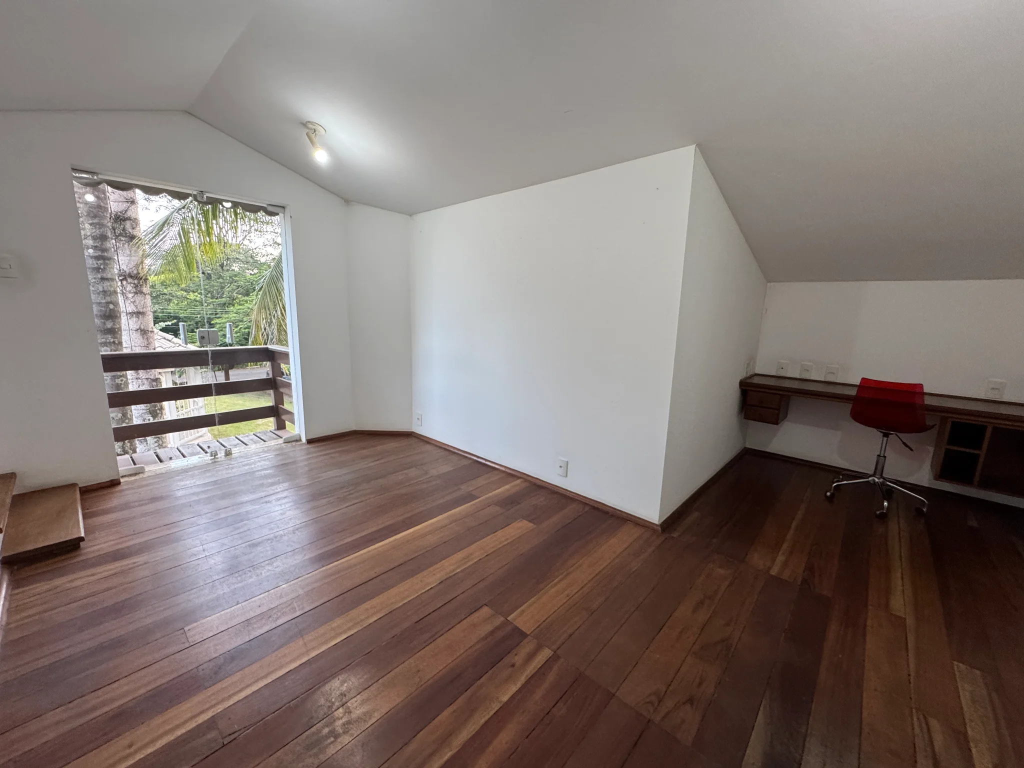 Casa à venda com 5 dormitórios no Condomínio Villlage Paineiras em Pindamonhangaba/SP. 