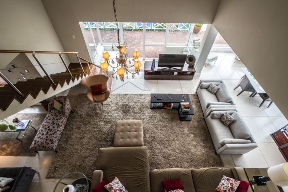 Casa à venda com 7 dormitórios no bairro Recanto das Araucárias em Campos do Jordão/SP.