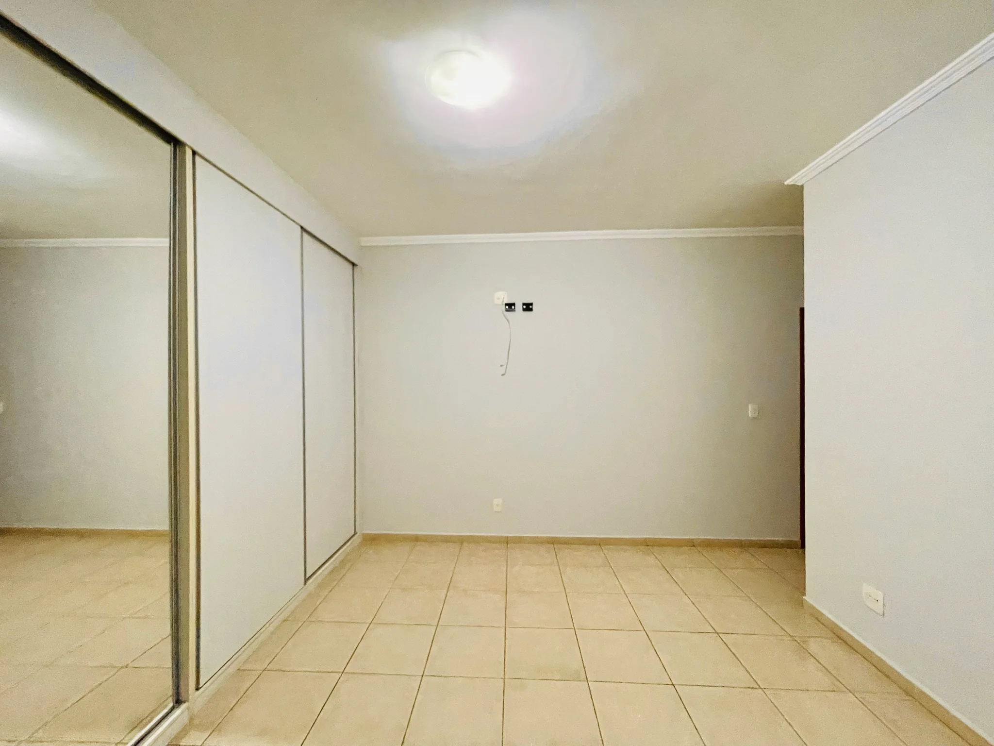 Casa à venda com 4 dormitórios no Condomínio Colonial Village I em Pindamonhangaba/SP. 