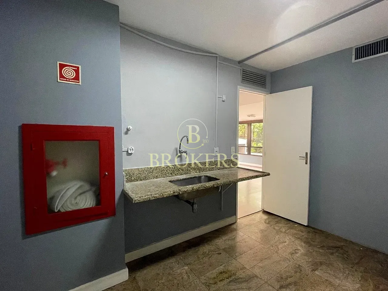 Prédio corporativo independente com 4 pavimentos em Botafogo
