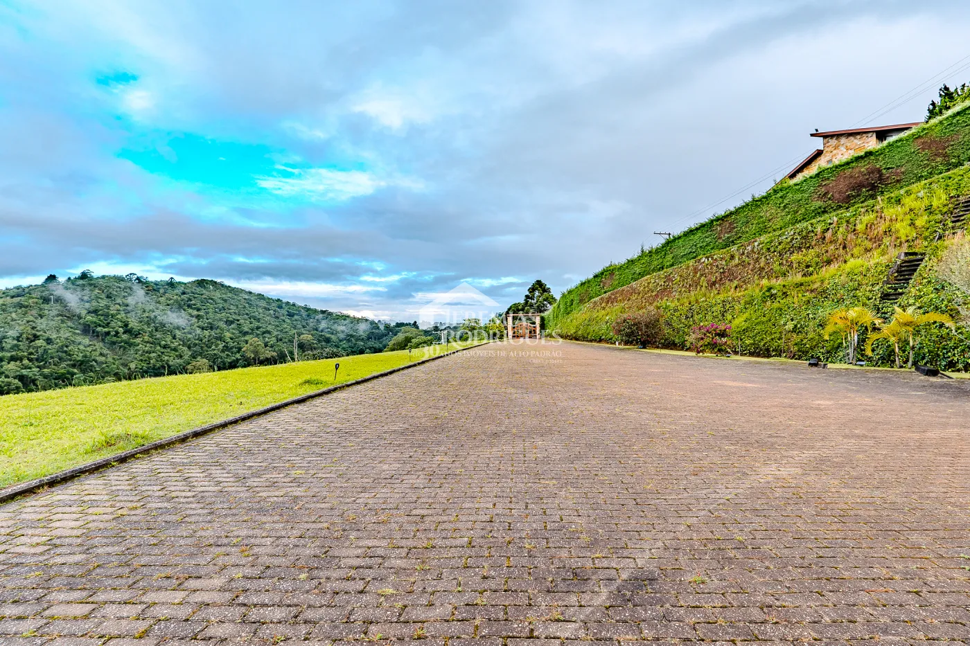 Casa à venda no Parque Pedra do Baú em Campos do Jordão/SP.