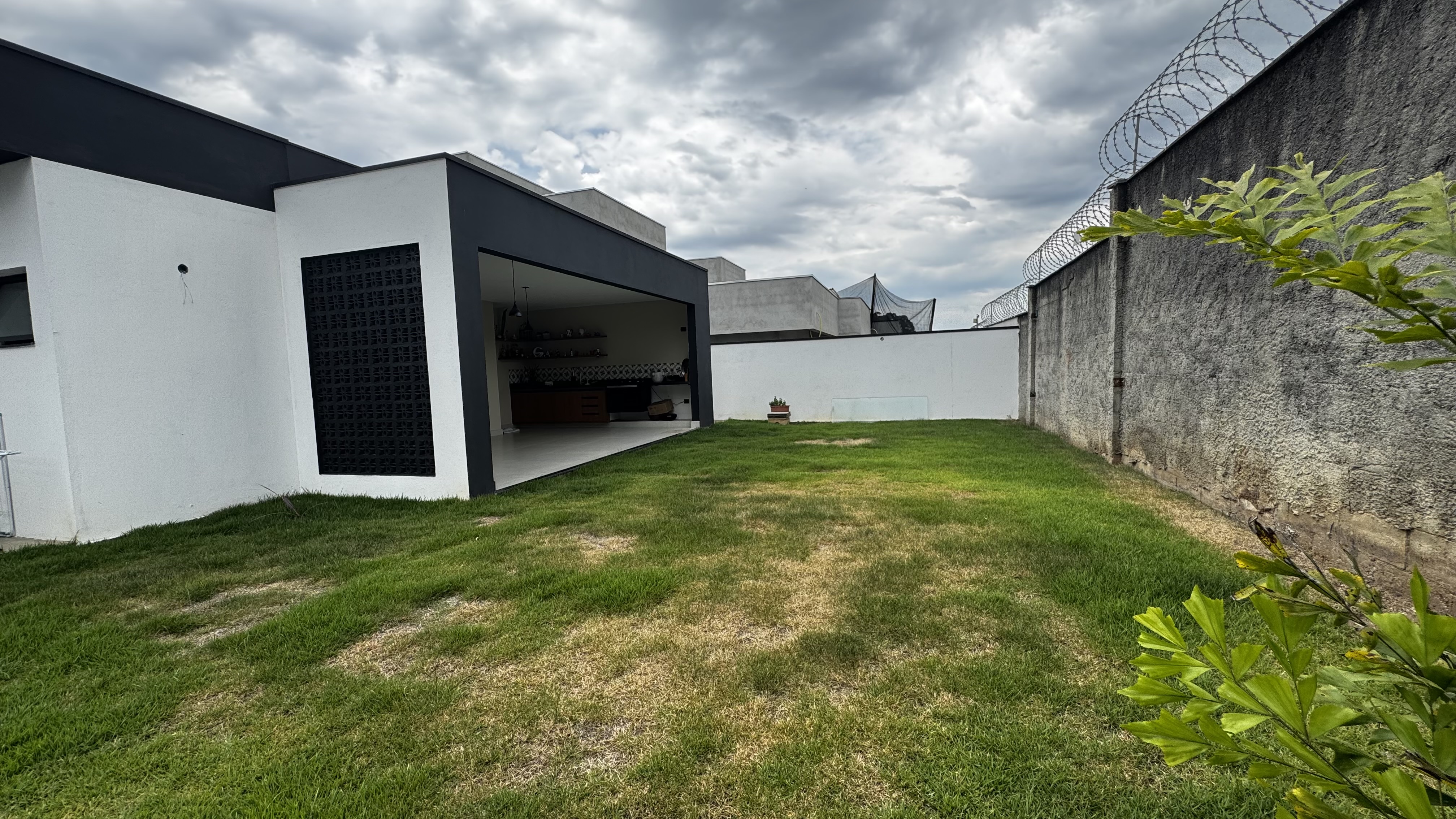 Casa à venda com 3 dormitórios no Condomínio Reserva Bonsucesso em Pindamonhangaba/SP.