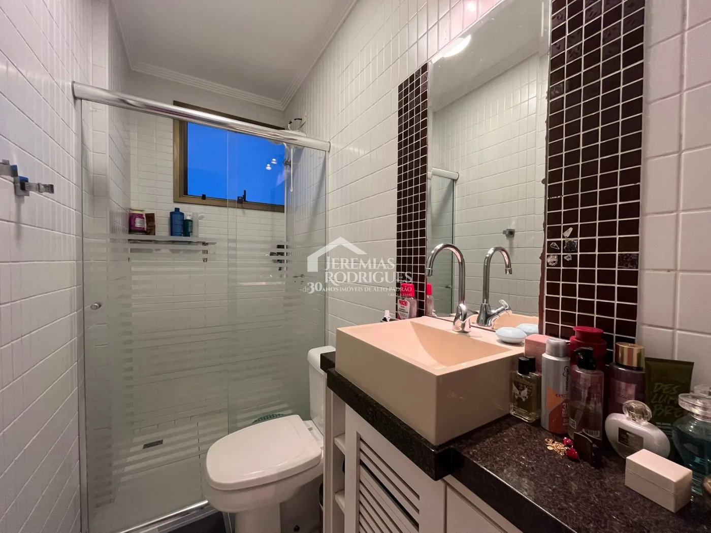 Apartamento duplex à venda com 2 dormitórios, 107 m² no Edifício Jabuticabeiras em Taubaté/SP.