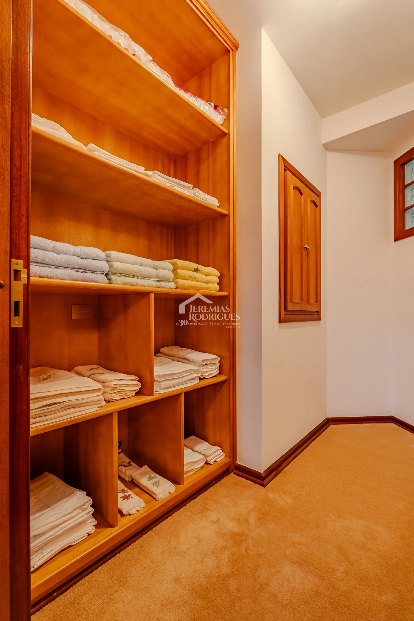 Casa com 4 suítes, 670 m² - Alto do Capivari - Campos do Jordão/SP.