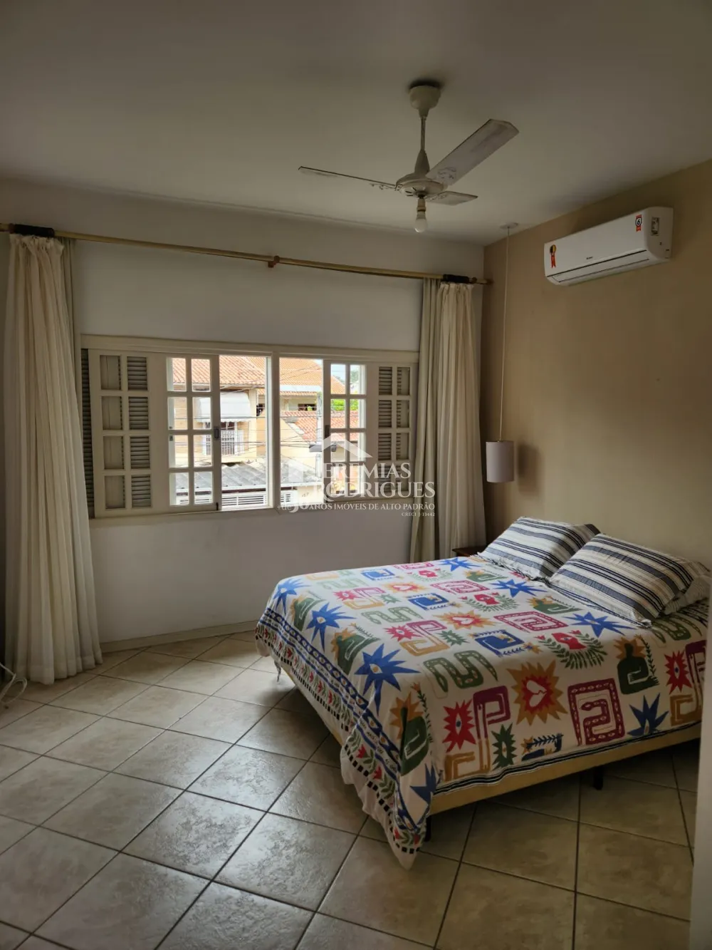 Casa à venda com 3 dormitórios no bairro Jardim das Nações em Taubaté/SP. 