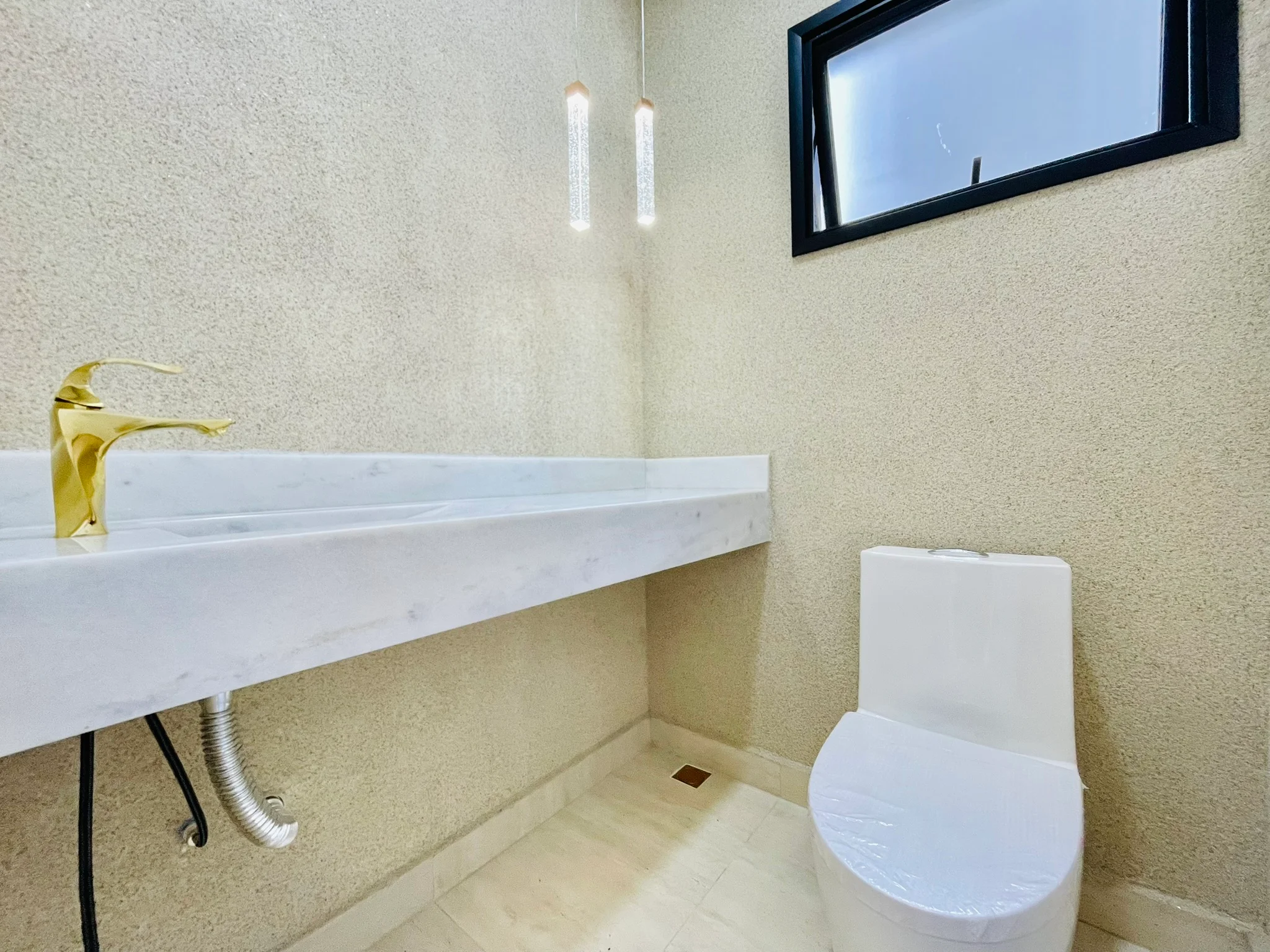 Casa à venda com 3 suítes no Condomínio Ouro Ville em Taubaté/SP. 