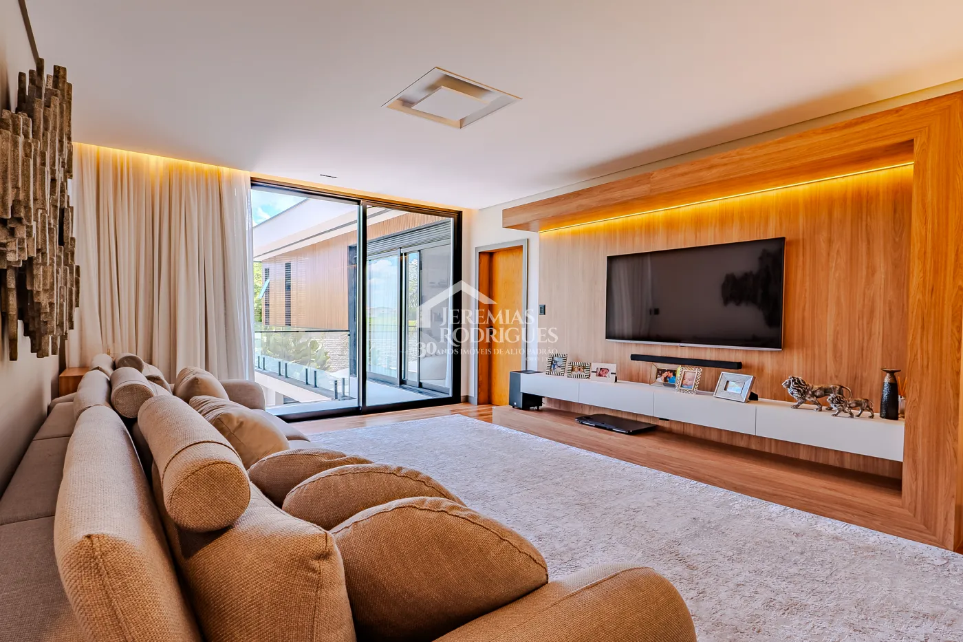 Casa à venda com 4 suítes no Condomínio Taubaté Village em Taubaté/SP.