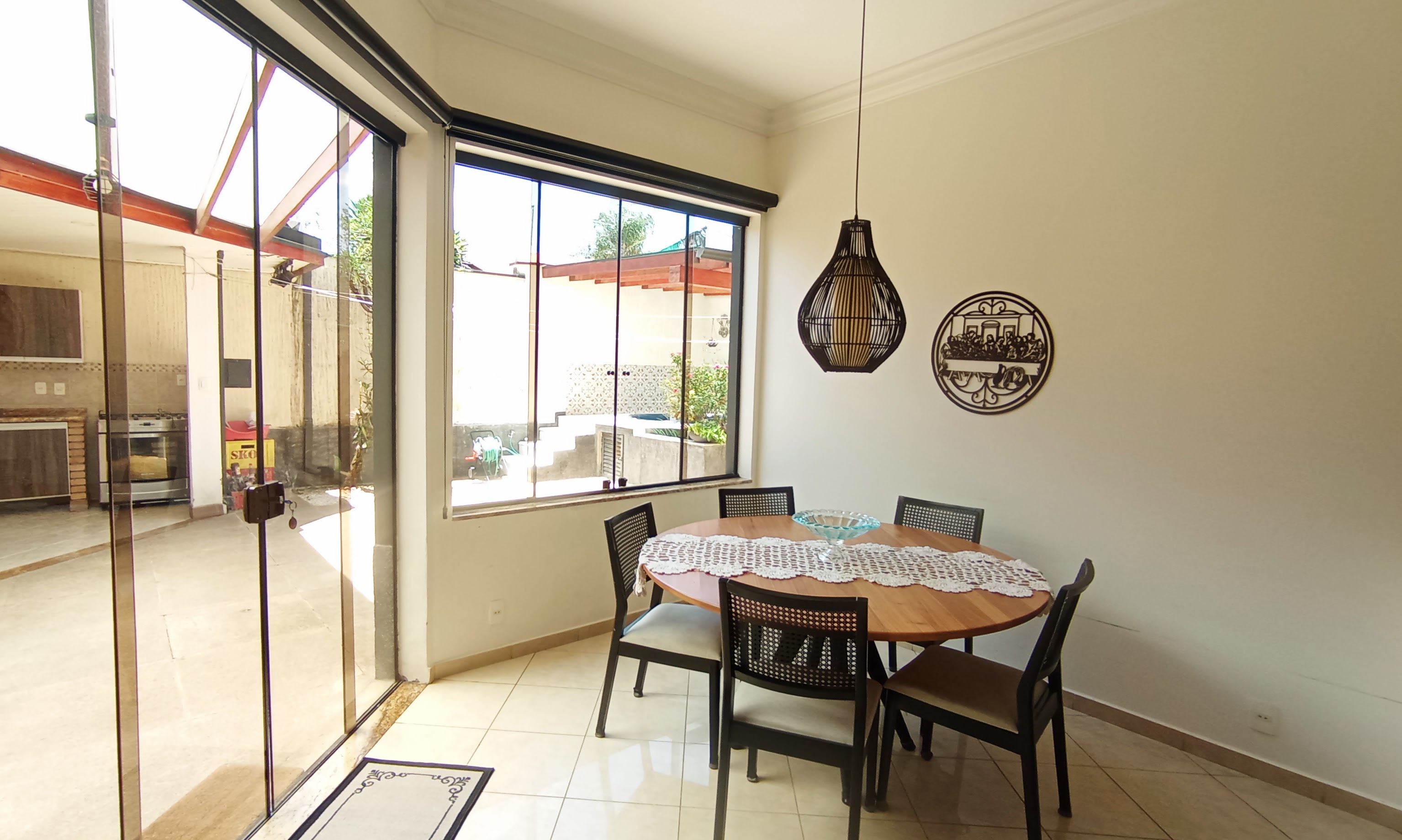 Casa à venda com 4 dormitórios no Condomínio Taubaté Village em Taubaté/SP.