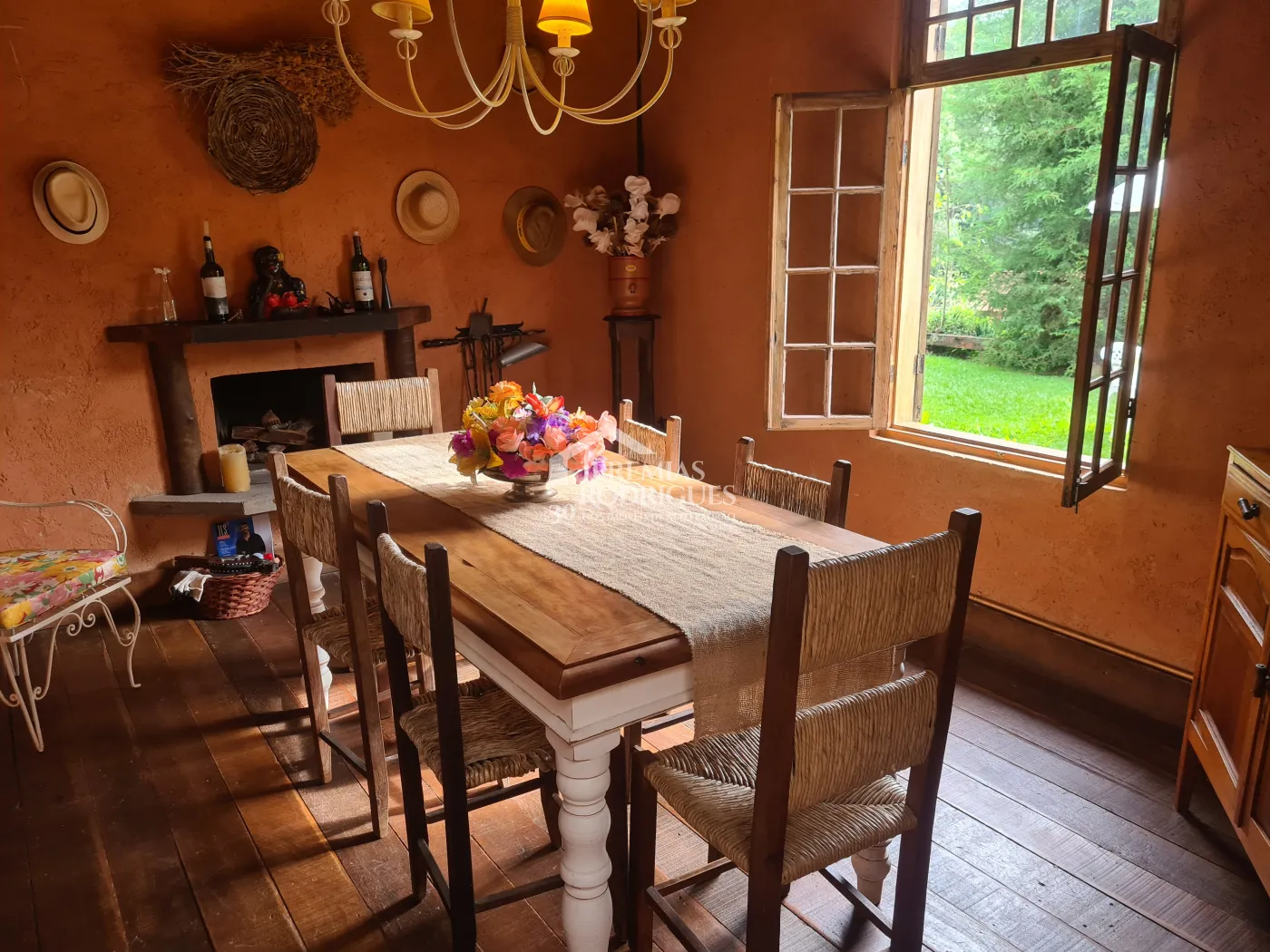 Chácara à venda com 400 m² no bairro Santa Cruz em Santo Antônio do Pinhal/SP.