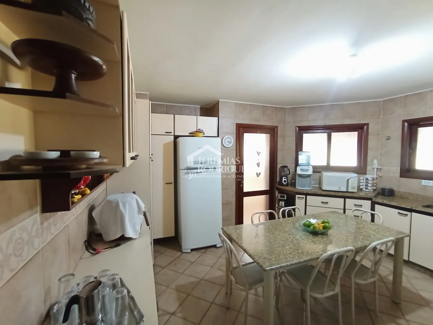 Casa à venda com 4 dormitórios no Condomínio Village Paineiras em Pindamonhangaba/SP.