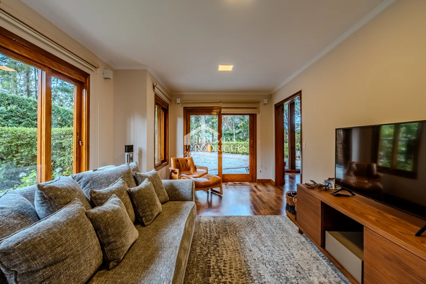 Casa à venda com 3 suítes no Condomínio Reserva Figueiredo em Campos do Jordão/SP.