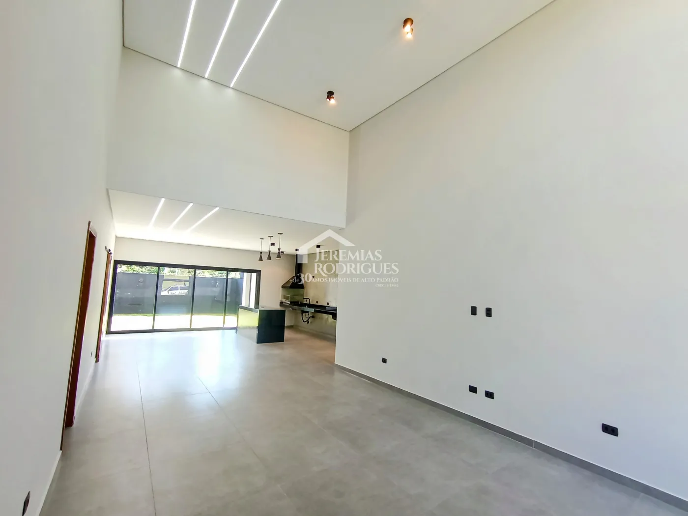 Casa à venda com 3 suítes no Condomínio Quinta das Palmeiras em Taubaté/SP.