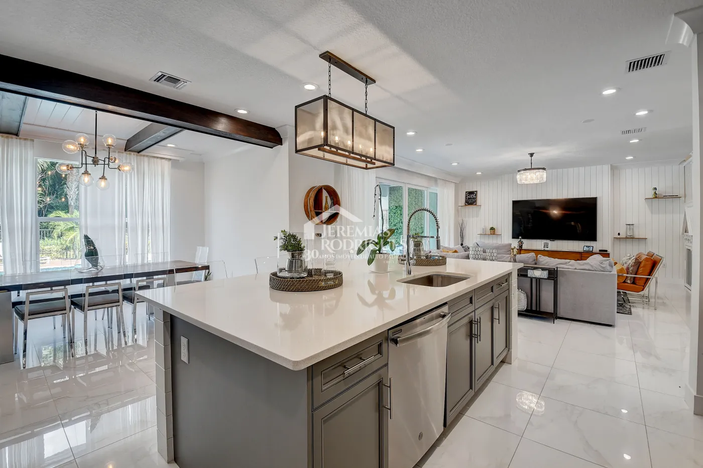 Casa com 4 dormitórios - Condomínio Dakota - Miami/ Flórida