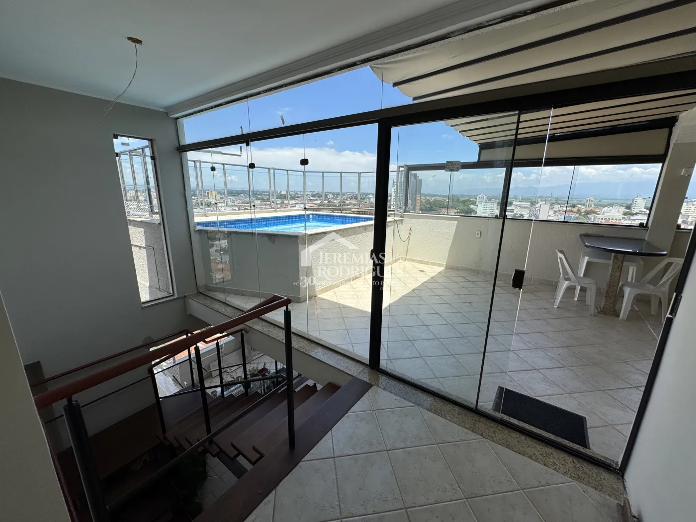 Apartamento à venda com 3 suítes, 276 m² no Edifício Vienna em Pindamonhangaba/SP.