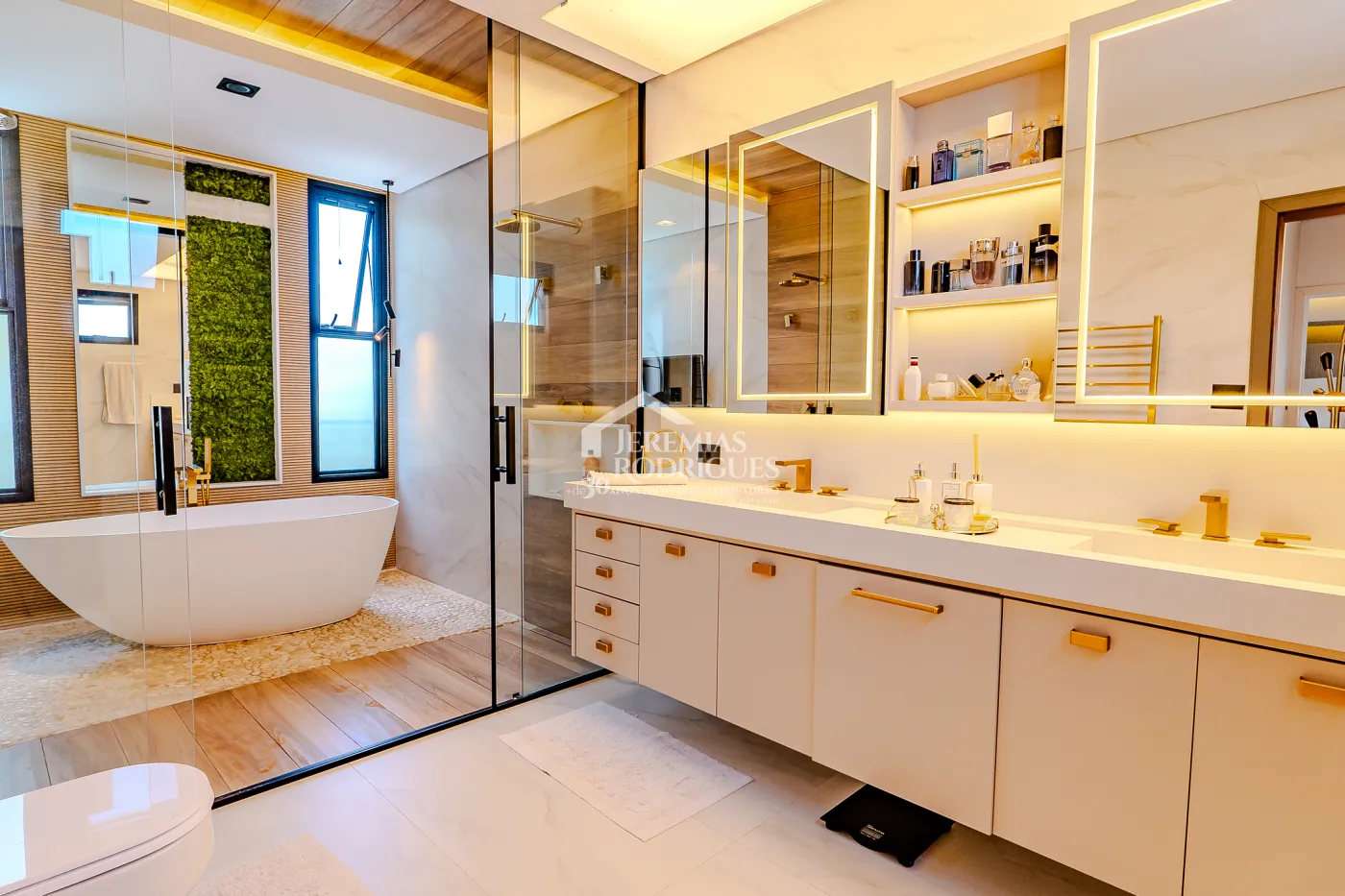 Casa à venda com 4 suítes no Condomínio Taubaté Village em Taubaté/SP.