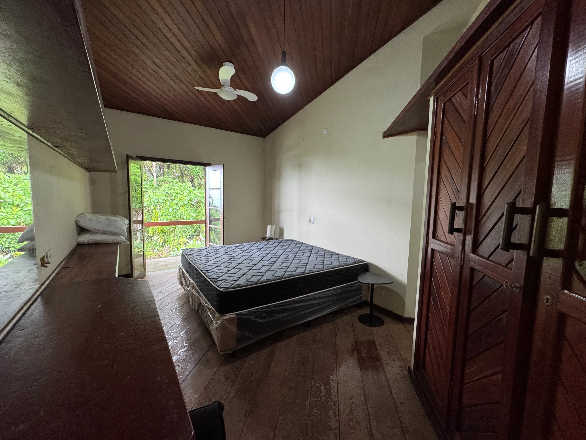 Casa à venda com 5 dormitórios no Condomínio Ponta das Toninhas em Ubatuba/SP. 