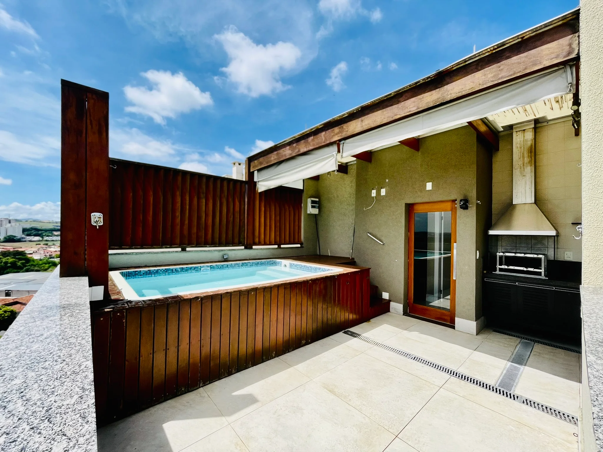 Cobertura duplex com 3 dormitórios no Condomínio Monte Castelo em  Taubaté/SP. 