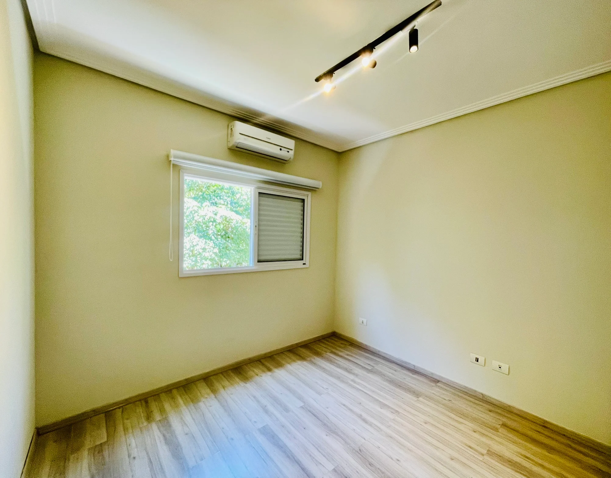 Casa à venda com 4 dormitórios no Condomínio Campos do Conde III em Tremembé/SP. 