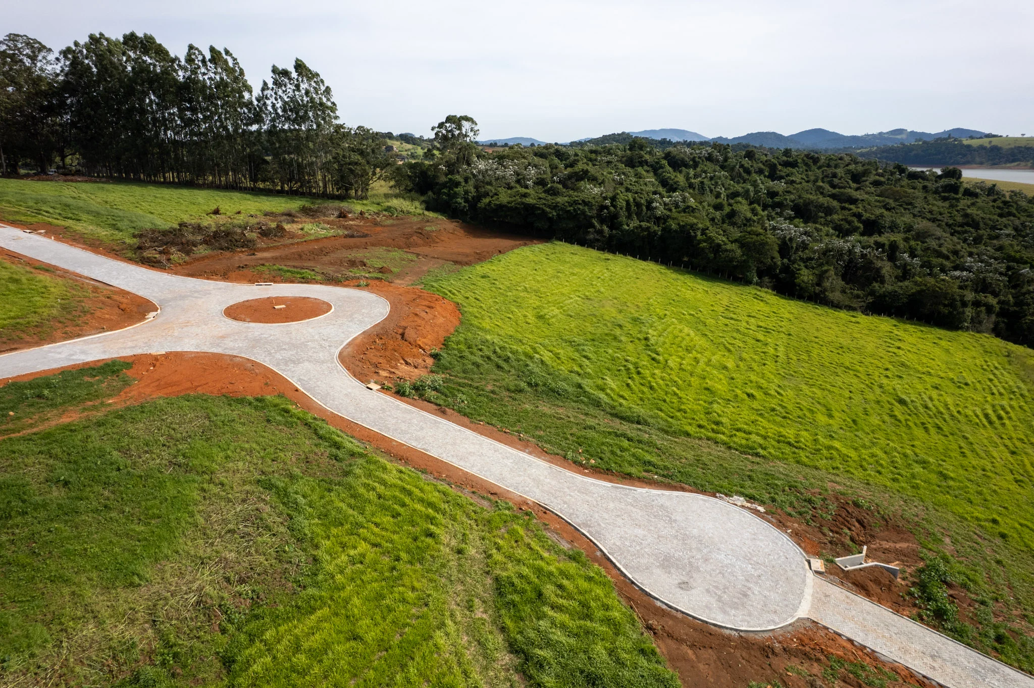 Terras de Santa Maria - Ter sua casa de veraneio às margens da represa é privilégio para poucos. — foto 12