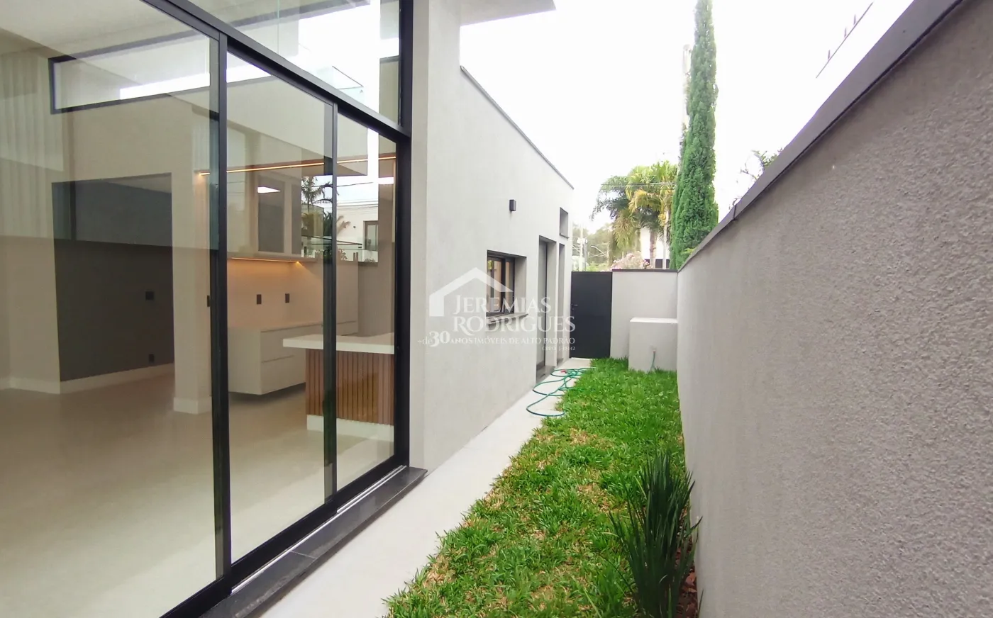 Casa à venda com 4 dormitórios no Condomínio Terras de San Marco em Taubaté/SP.