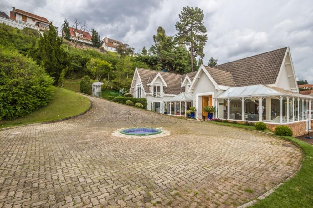 Casa à venda com 7 dormitórios no bairro Recanto das Araucárias em Campos do Jordão/SP.