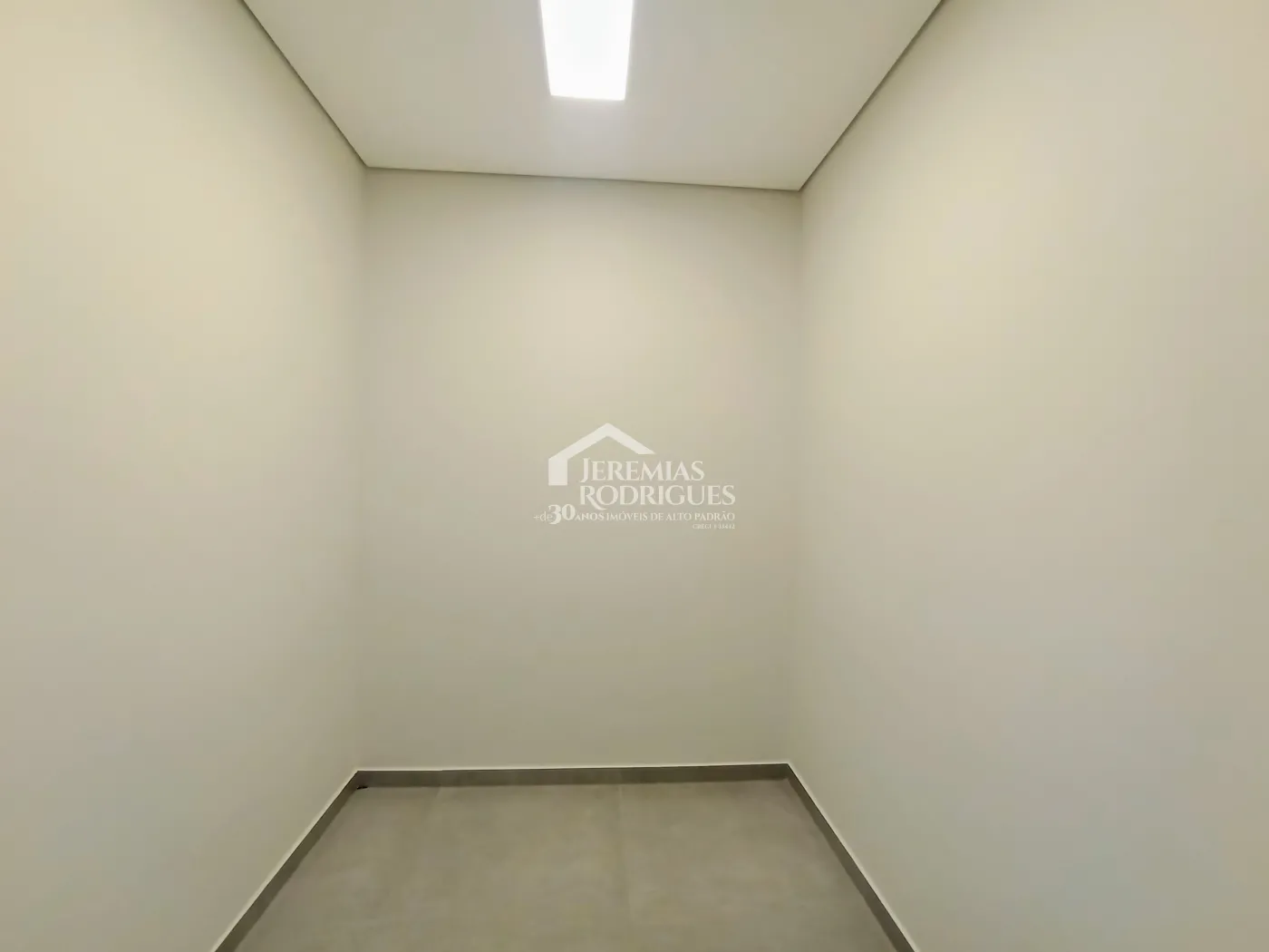 Casa à venda com 3 suítes no Condomínio Quinta das Palmeiras em Taubaté/SP.