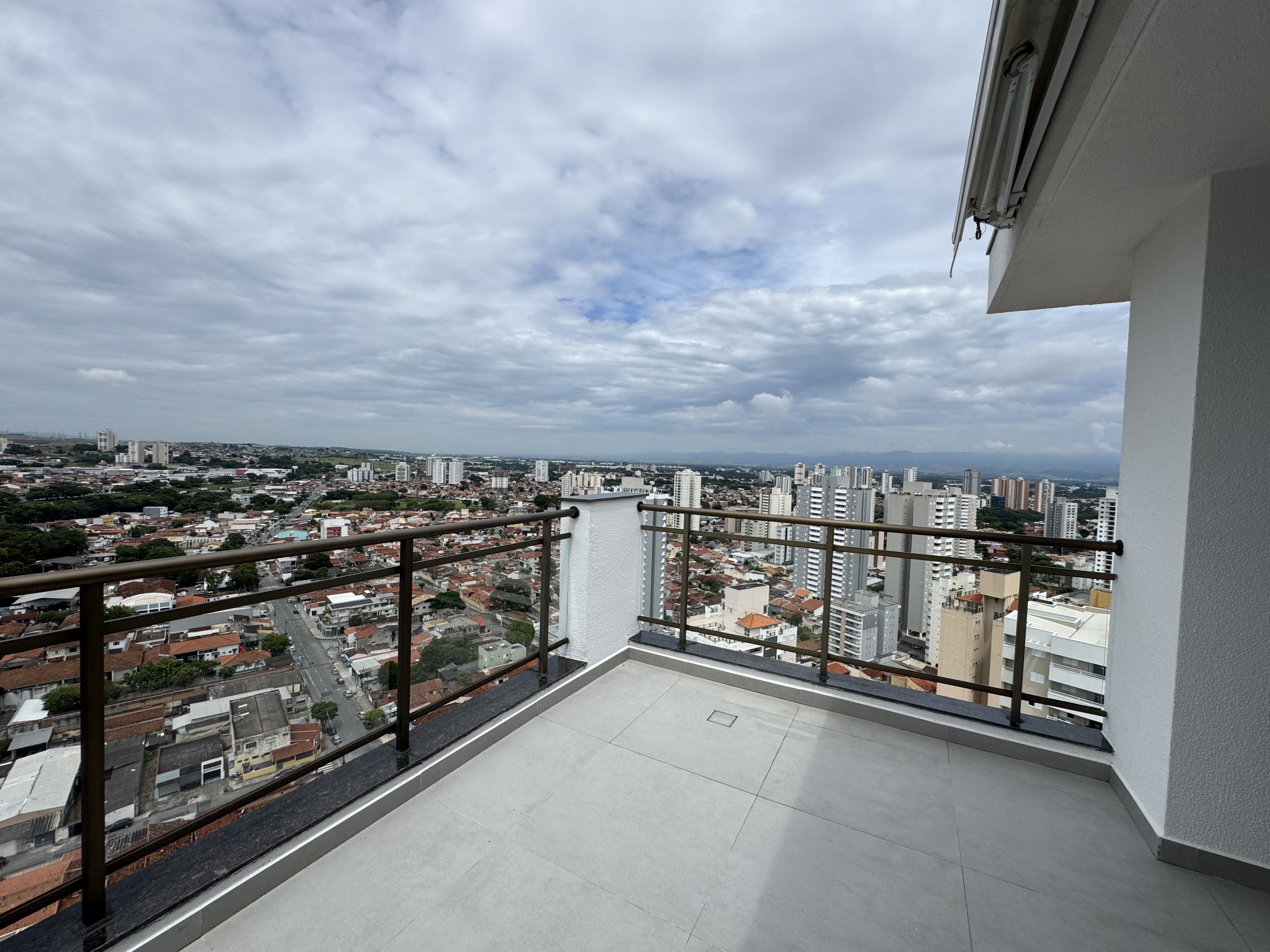 Apartamento triplex para venda e locação com 3 dormitórios, 119 m² no Edifício Jabuticabeiras em Taubaté/SP.