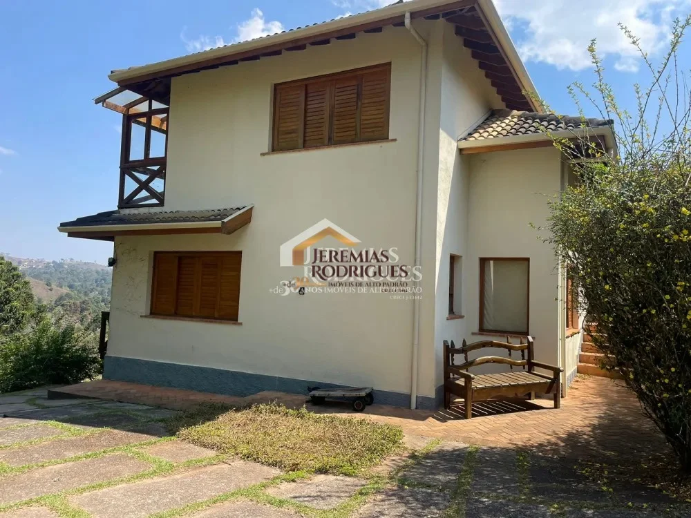 Casa à venda no Condomínio Florestal Clube em Campos do Jordão/SP.