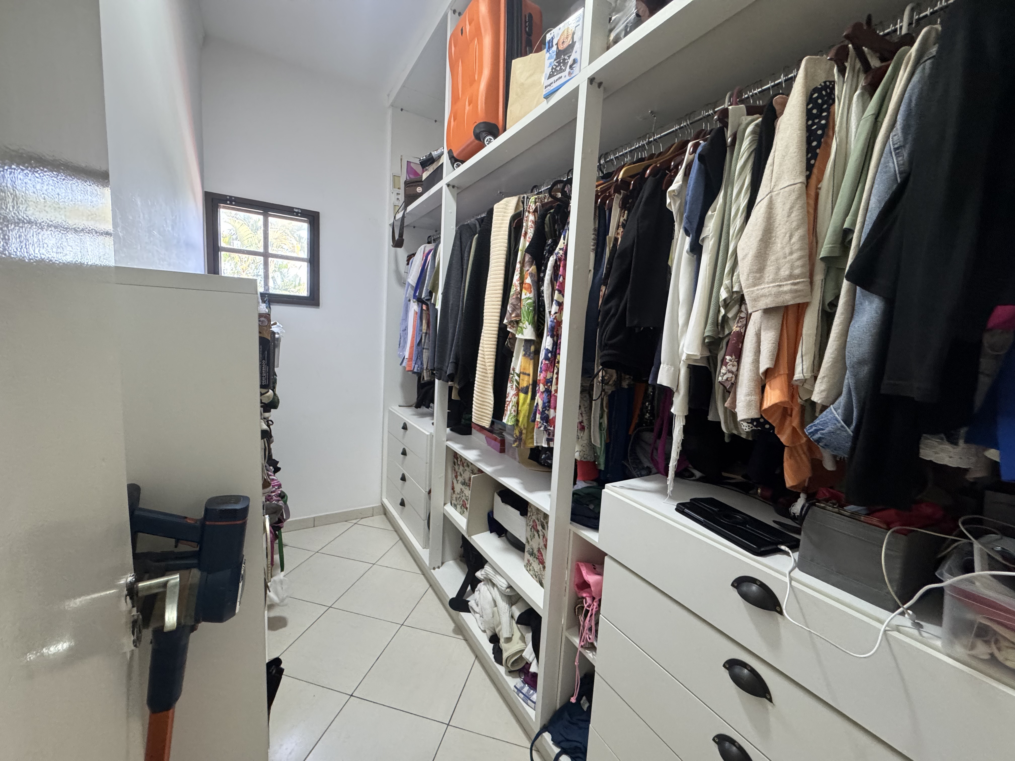 Casa à venda com 4 dormitórios no Condomínio Village Paineiras em Pindamonhangaba/SP.