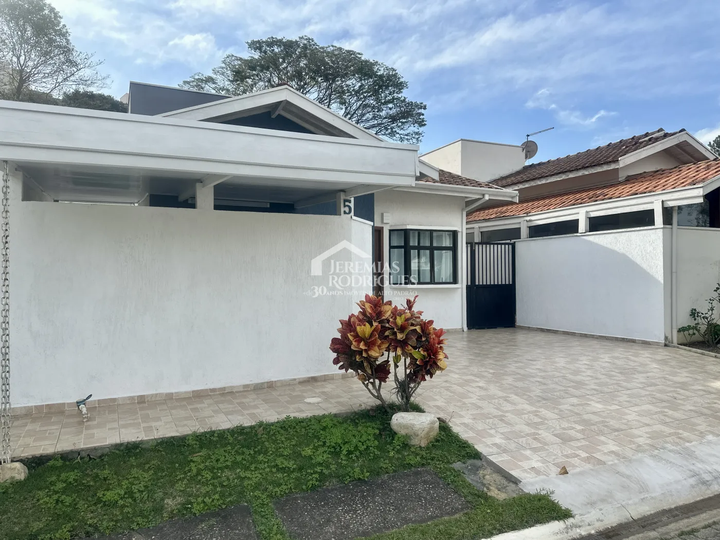 Casa para venda e locação com 4 dormitórios no Condomínio Alto dos Pinheiros em Taubaté/SP.