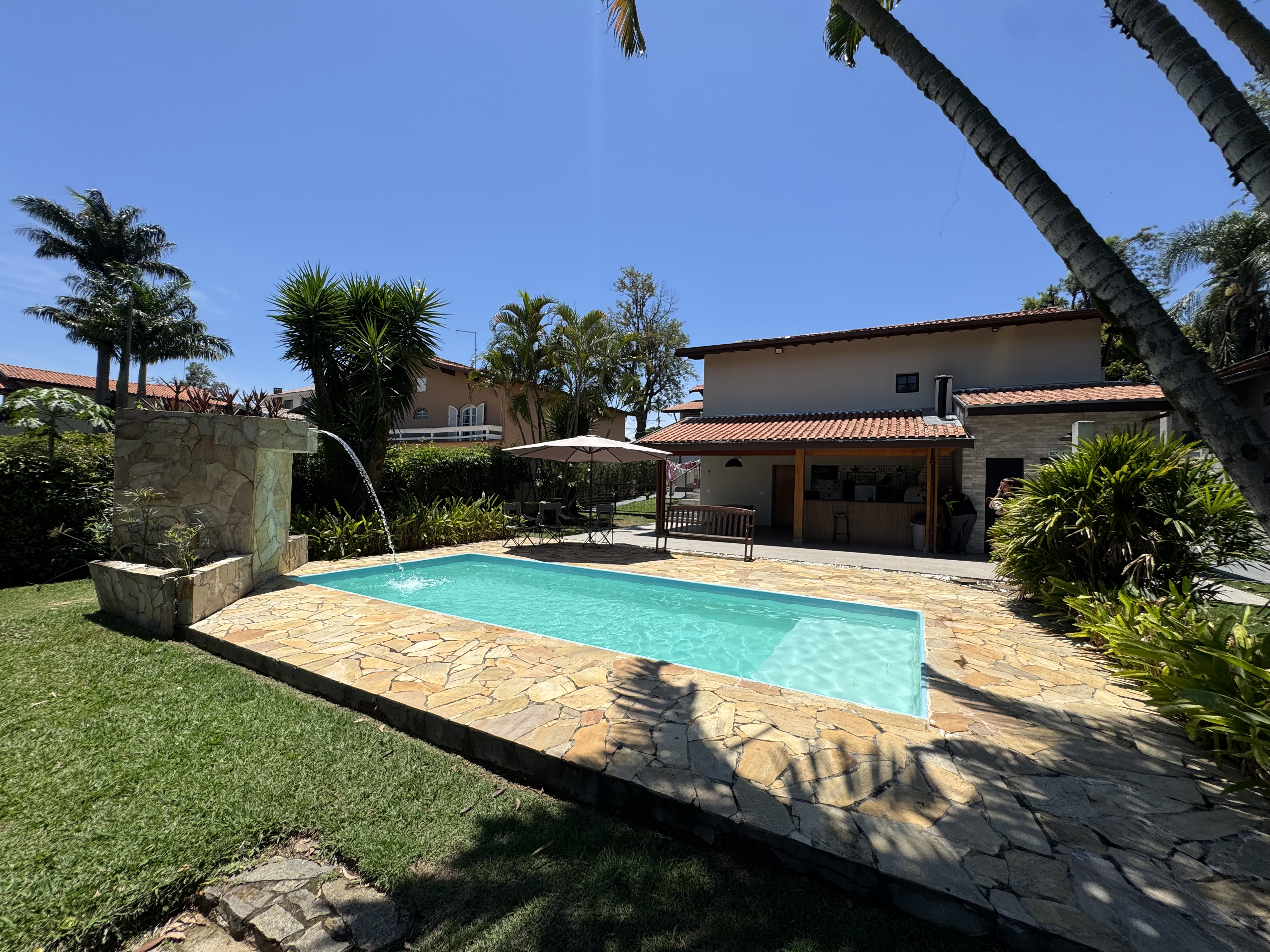 Casa à venda com 4 dormitórios no Condomínio Village Paineiras em Pindamonhangaba/SP.