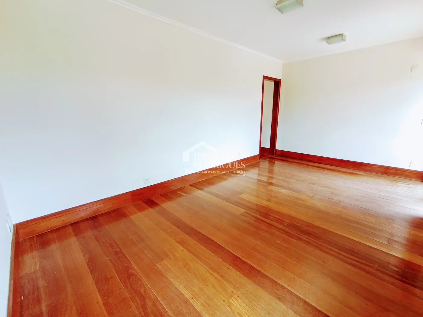 Casa à venda e locação com 4 suítes no Condomínio Colonial Village I em Pindamonhangaba/SP.