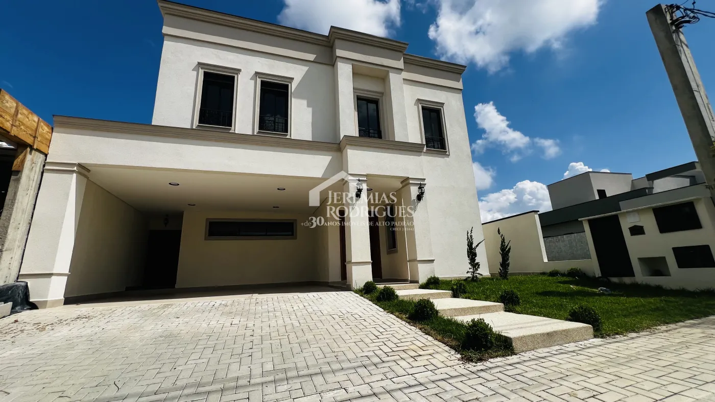 Casa assobradada à venda com 3 suítes no Condomínio e Ouro Ville em Taubaté/SP.